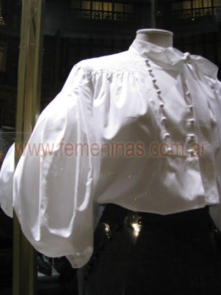 Blusa blanca mangas globo botones en canesu cuello mao con lazo hombros fruncidos VALENTINO